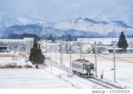 【山形線】高畠駅を発車した普通列車 137203324