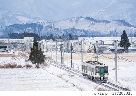 【山形線】高畠駅を発車した普通列車 【山形線】高畠駅を発車した普通列車 137203326