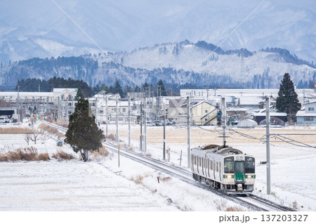 【山形線】高畠駅を発車した普通列車 137203327