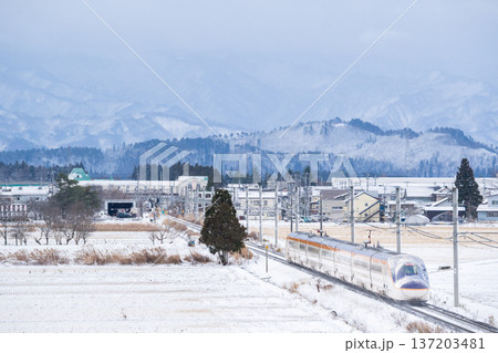 【山形線】高畠駅へ向かう新幹線つばさ号 【山形線】高畠駅へ向かう新幹線つばさ号 137203481