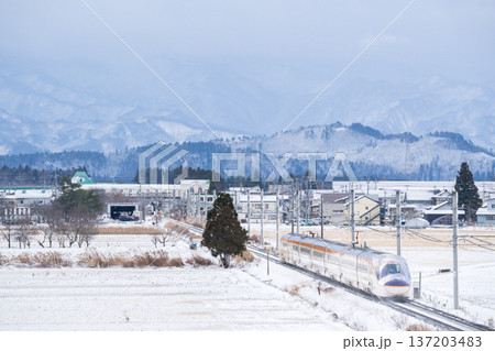 【山形線】高畠駅へ向かう新幹線つばさ号 137203483