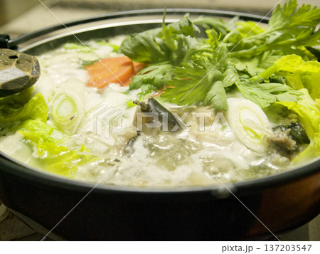 あんこう鍋を煮込む調理シーン　野菜たっぷりの和風鍋 137203547