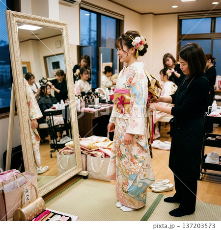 早朝の美容室で成人式の支度をする二十歳の女性 137203573