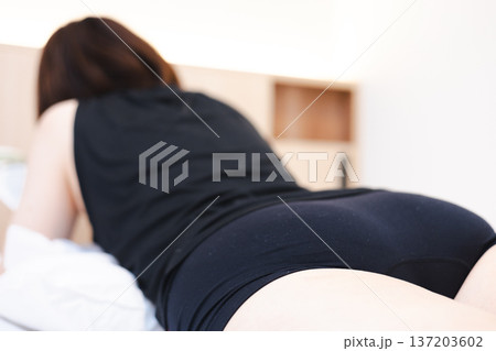 女性　下着　うつ伏せ　スマホ 137203602