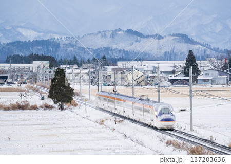 【山形線】高畠駅を発車した新幹線つばさ号 137203636