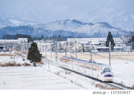 【山形線】高畠駅を発車した新幹線つばさ号 137203637