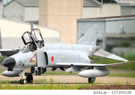 タキシング中の戦闘機(F-4EJファントム) 137204186