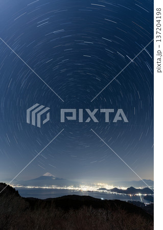 （静岡県）伊豆達磨山から眺める、星空グルグルと富士山 137204198