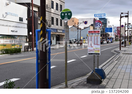 三重県桑名市 桑名停車場線と有楽町バス停と周辺街並み 三重県桑名市 桑名停車場線と有楽町バス停と周辺街並み 137204200