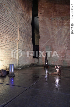 地下の巨大採掘跡に佇む光のオブジェ 137204424