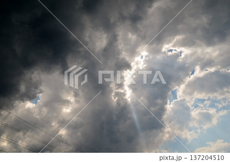 雲の間から差し込む太陽 137204510