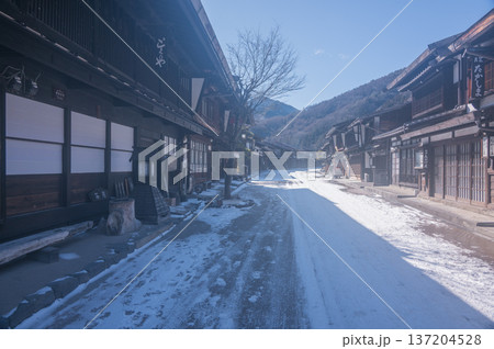 【奈良井宿】雪景色の宿場町【木曽路】 【奈良井宿】雪景色の宿場町【木曽路】 137204528