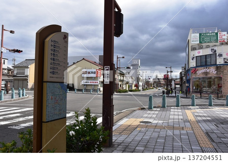 三重県桑名市　田町交差点と八間通りと周辺街並み 137204551