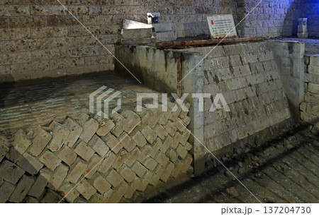 地下採掘場に組まれた緻密な大谷石の積み壁と遺構 137204730