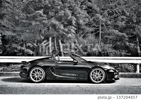 艶々の黒いオープンカー 137204857