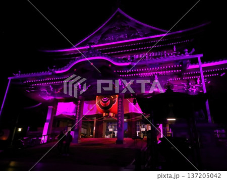 豊川稲荷秋の大祭夜のライトアップ 豊川稲荷秋の大祭夜のライトアップ 137205042