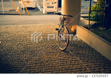 夕陽が差し込むマンションのエントラスに止めた自転車 夕陽が差し込むマンションのエントラスに止めた自転車 137205057