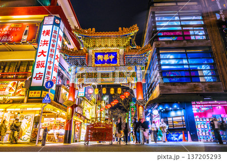 日本の横浜都市景観春節吉祥。変貌する横浜中華街。中華街善隣門の“右側の顔”にカプセルトイ専門店 137205293