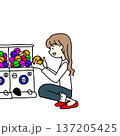 ガチャガチャをする女性 137205425