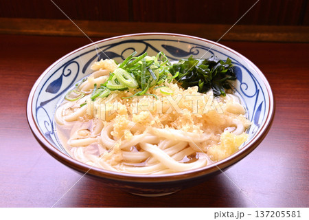 天かすとネギ、わかめが乗った温かいかけうどん2 天かすとネギ、わかめが乗った温かいかけうどん2 137205581