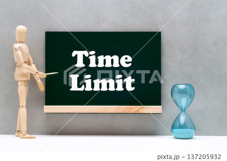 黒板に書かれたTimeLimitの文字と砂時計 137205932