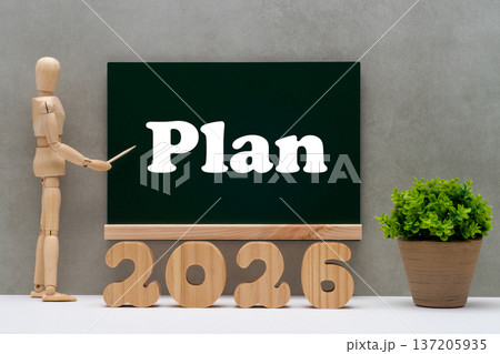 黒板にプランの文字と2026年の切り抜き文字とデッサン人形 137205935