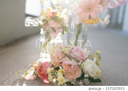 カラフルな花のブーケのイメージ カラフルな花のブーケのイメージ 137207051