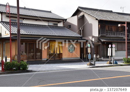 三重県桑名市 八間通りと老舗せんべい店たがねや 三重県桑名市 八間通りと老舗せんべい店たがねや 137207649