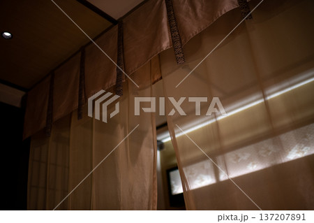 旅館・天蓋のあるベットルームのイメージ 137207891