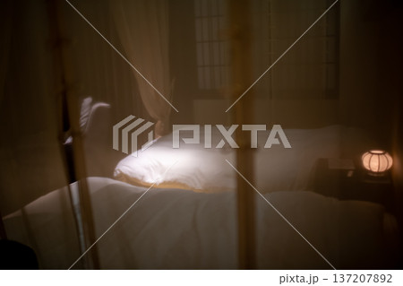 旅館・天蓋のあるベットルームのイメージ 137207892