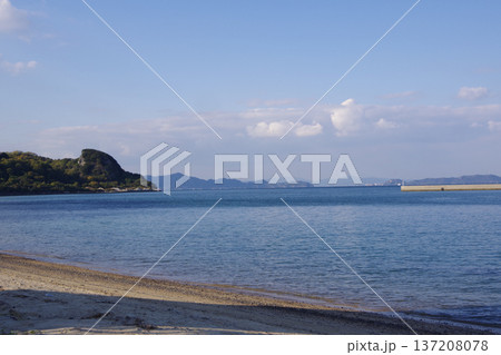香川県豊島の海辺の光景 香川県豊島の海辺の光景 137208078