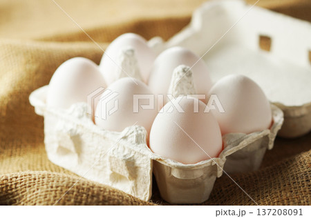 新鮮な卵(白玉) 137208091