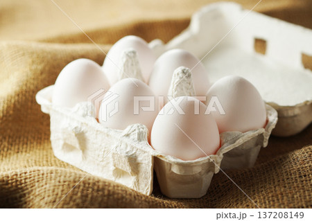 新鮮な卵(白玉) 137208149
