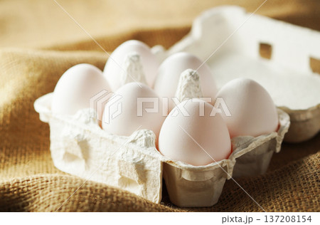 新鮮な卵(白玉) 137208154