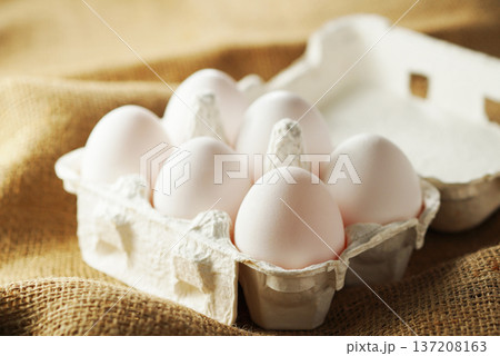 新鮮な卵(白玉) 137208163