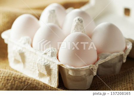 新鮮な卵(白玉) 137208165
