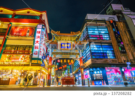 日本の横浜都市景観春節吉祥。変貌する横浜中華街。中華街善隣門の“右側の顔”にカプセルトイ専門店 137208282