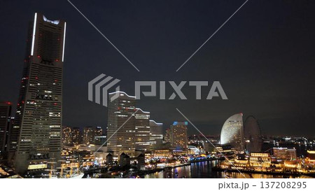 ランドマークタワーがそびえる横浜みなとみらい夜景空撮│横浜ベイエリアの煌めくビル群と大観覧車パノラマ 137208295
