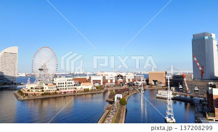 観光名所が揃う快晴の横浜みなとみらい空撮│ベイブリッジまで見渡す横浜のパノラマ空撮 観光名所が揃う快晴の横浜みなとみらい空撮│ベイブリッジまで見渡す横浜のパノラマ空撮 137208299