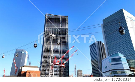 青空と横浜の建設中タワーマンションの空撮 青空と横浜の建設中タワーマンションの空撮 137208314