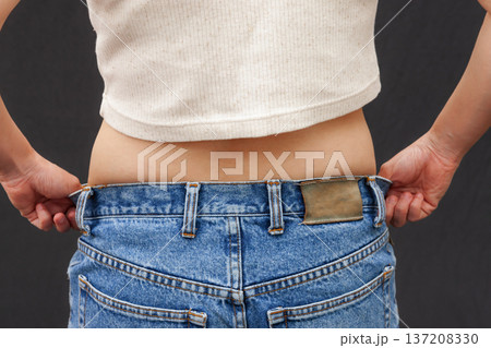 日本人,女性,若い,ボディ,ボディパーツ,ウエスト,ぽっちゃり,肥満,おなか,腰,くびれ,ダイエット 137208330
