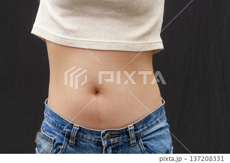 日本人,女性,若い,ボディ,ボディパーツ,ウエスト,ぽっちゃり,肥満,おなか,腰,くびれ,ダイエット 137208331