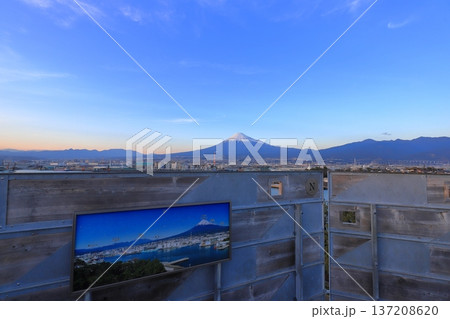 ドラゴンタワーから臨む富士山 137208620