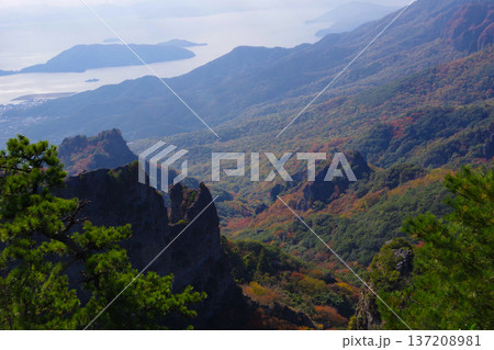 寒霞渓山頂からの紅葉の風景 寒霞渓山頂からの紅葉の風景 137208981