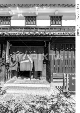 語らい座　大原本邸（重要文化財　旧大原家住宅）倉敷美観地区観光（白壁のレトロな蔵屋敷）新聞、雑誌用 137209163