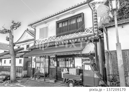 小さなおもちゃ屋 伊勢屋 倉敷美観地区観光(白壁の蔵屋敷、柳並木のレトロモダンな街並み)新聞、雑誌用 小さなおもちゃ屋 伊勢屋 倉敷美観地区観光(白壁の蔵屋敷、柳並木のレトロモダンな街並み)新聞、雑誌用 137209170