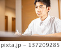 真剣な表情で授業を受ける学生 137209285