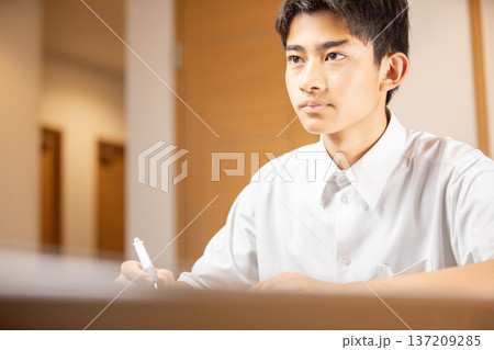 真剣な表情で授業を受ける学生 真剣な表情で授業を受ける学生 137209285