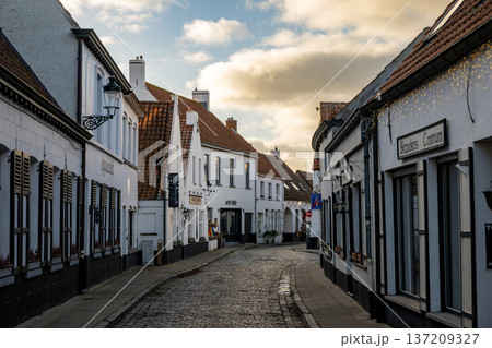 ベルギーの美しい村 リッセウェヘの白い壁が続く石畳の通り ベルギーの美しい村 リッセウェヘの白い壁が続く石畳の通り 137209327