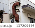 建物の外壁に設置された古くて錆びた換気ダクト（排気ダクト） 137209446